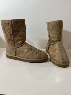 UGG Tan classic short boots Patterned metallic logo Shearling Boots